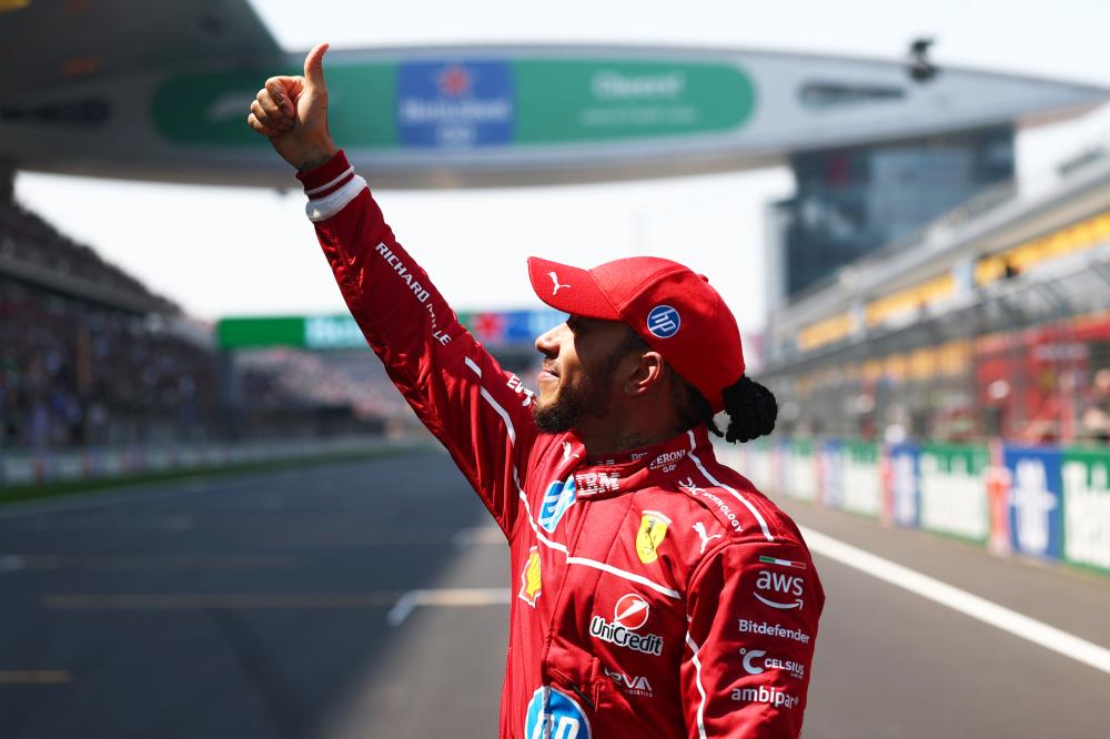 客战利物浦,纽卡发布赛前海报:伊萨克、戈登、墨菲三人出镜.